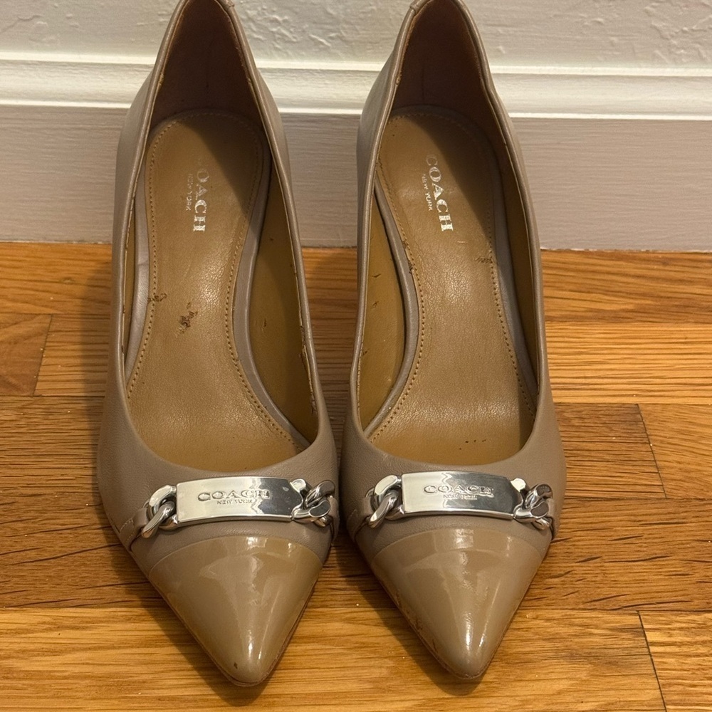 COACH Bowery Patent Leather‎ Heels Shoes Tan Silver Buckle Size 7 37 Vintage